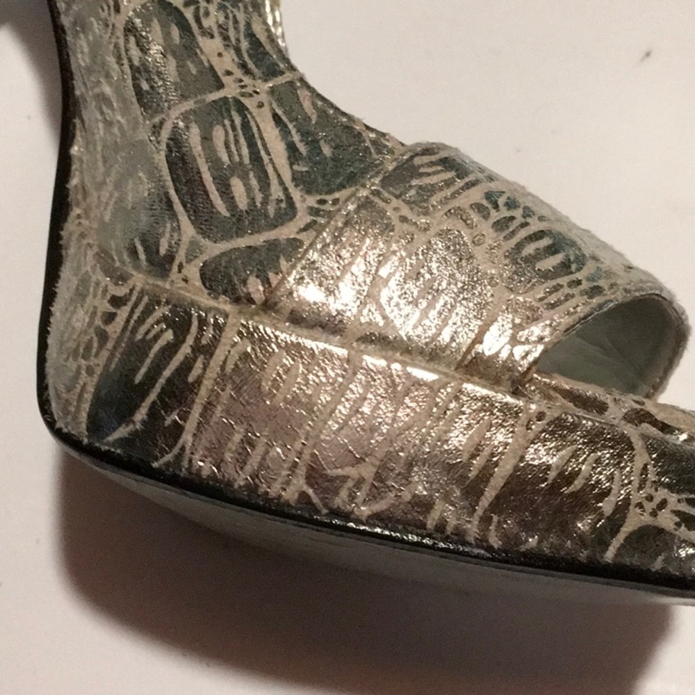 Shoes - Picture 3 of 4